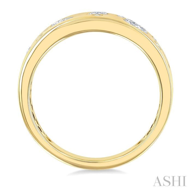 1/2 Ctw Scatter Mixed Diamond Cut Bold Gold Fashion Band in 14K Yellow Gold
