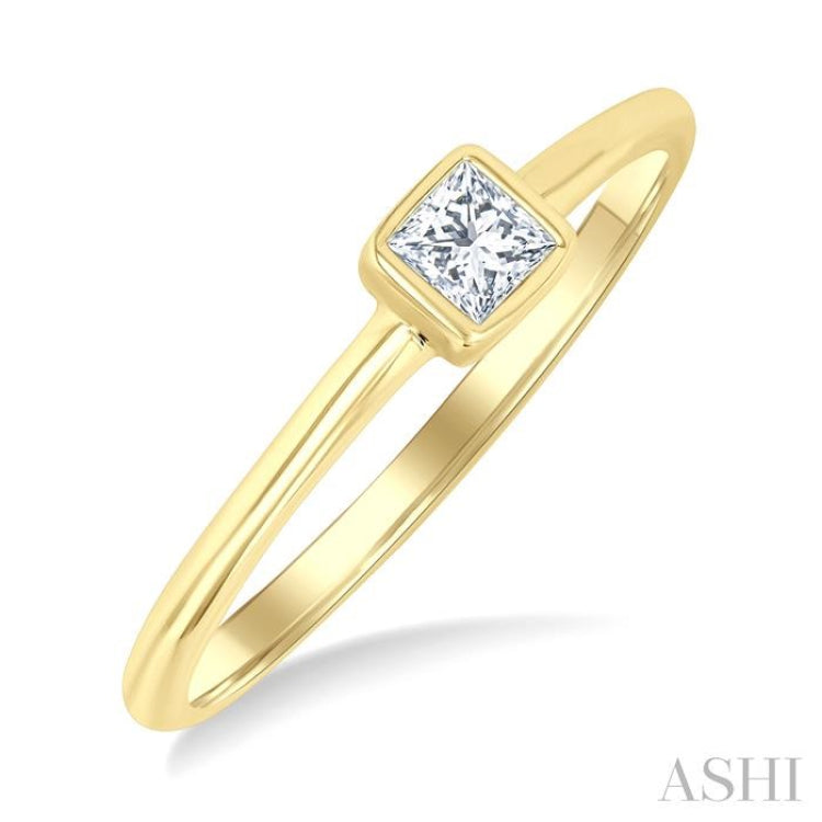 1/6 Ctw Petite Bezel Set Round Cut Diamond Fashion Ring in 10K Yellow Gold