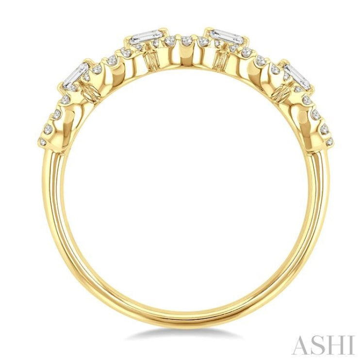 1/4 Ctw Baguette And Round Cut Diamond Stackable Oval Shape Link Fashion Band in 10K Yellow Gold