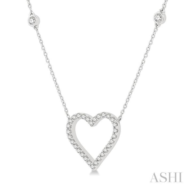 1/2 Ctw Round Cut Diamond Heart Fashion Station Necklace in 10K White Gold