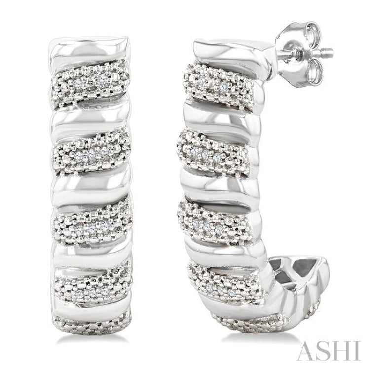 1/10 Ctw Bold Silver Ribbed Swirl Round Cut Diamond Bold Half Hoop Earring in Sterling Silver